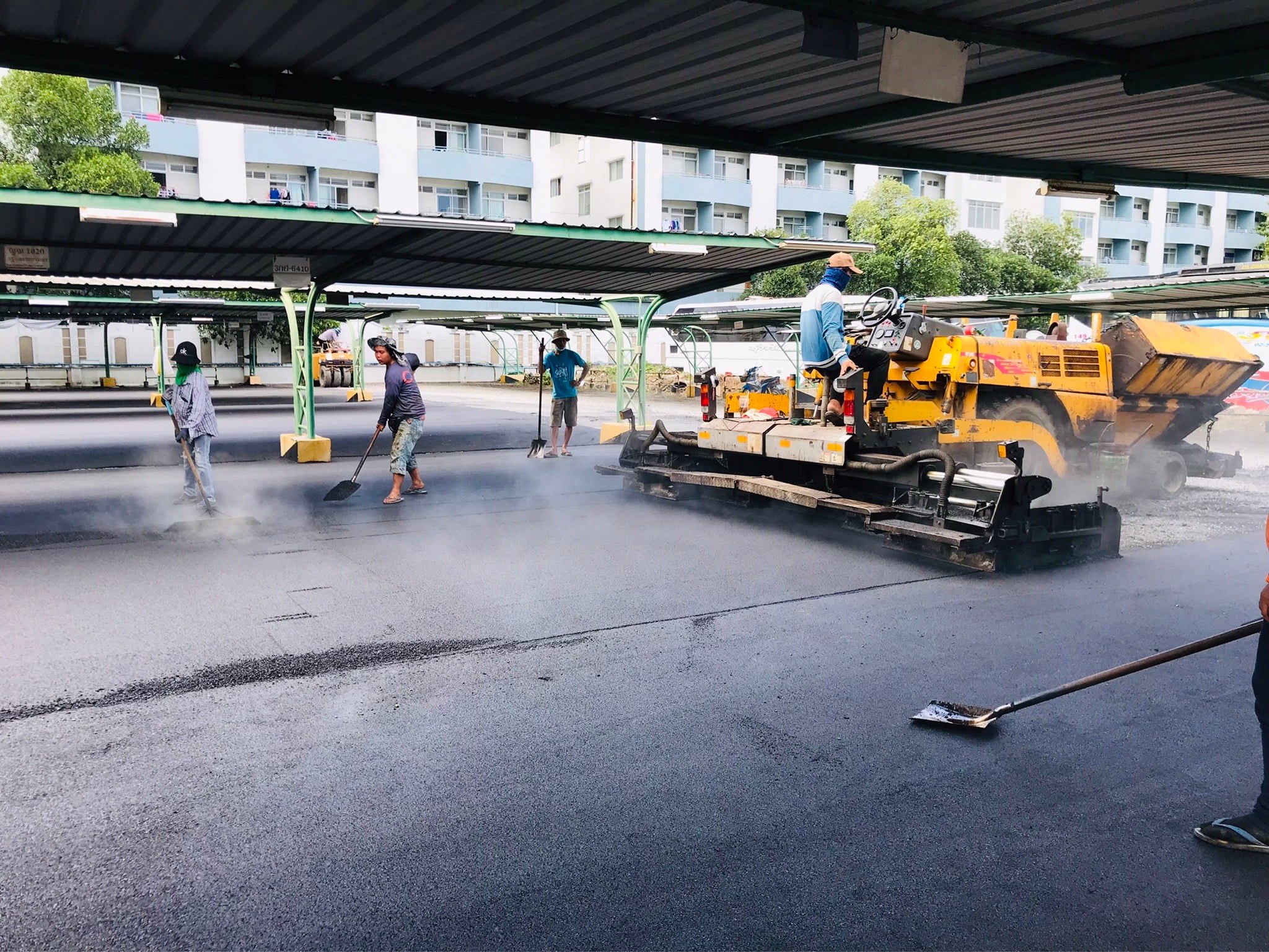 ลาดจอดรถปูยางมะตอย